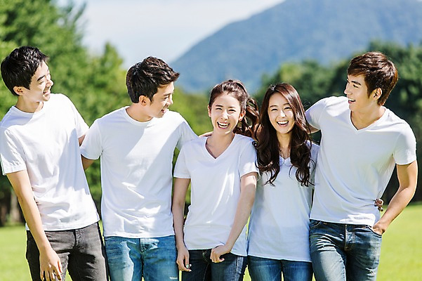 포토 JPG 주간 학생 여자 남자 행복 대학생 어깨동무 서기 웃음 사람 동양인 잔디 여러명 상반신 20대 성인 야외 아웃포커스 캐주얼 친구 캠퍼스라이프 우정 한국인 게임 즐거움 MT 청년만 성인만 국내포토 자연요소 식물 라이프스타일 옷 감정 포즈 다수 관계 모션 놀이 촬영기법 표정 인종 청년 파일형식