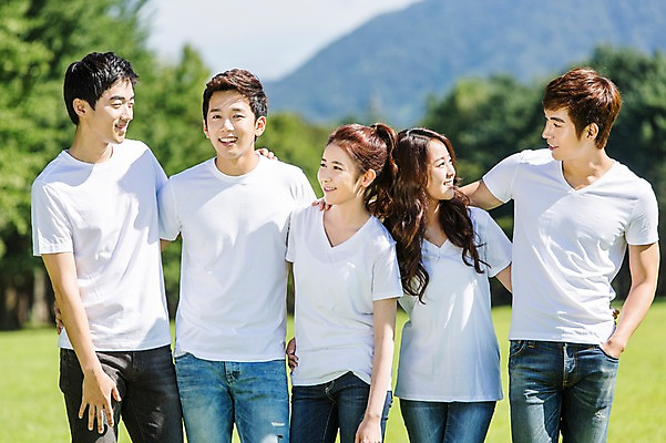 포토 JPG 주간 학생 여자 남자 행복 대학생 어깨동무 서기 웃음 사람 동양인 잔디 여러명 상반신 20대 성인 야외 아웃포커스 캐주얼 친구 캠퍼스라이프 우정 한국인 게임 즐거움 MT 청년만 성인만 국내포토 자연요소 식물 라이프스타일 옷 감정 포즈 다수 관계 모션 놀이 촬영기법 표정 인종 청년 파일형식