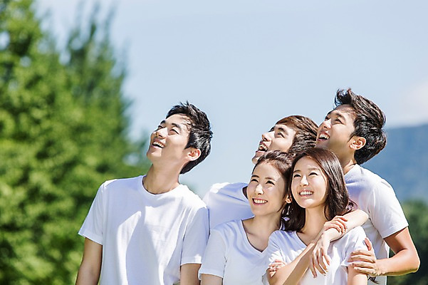 포토 JPG 주간 학생 응시 여자 남자 행복 대학생 어깨동무 웃음 사람 동양인 여러명 상반신 20대 성인 야외 아웃포커스 친구 캠퍼스라이프 우정 한국인 게임 즐거움 MT 청년만 성인만 국내포토 자연요소 라이프스타일 시선 감정 포즈 다수 관계 놀이 촬영기법 표정 인종 청년 파일형식