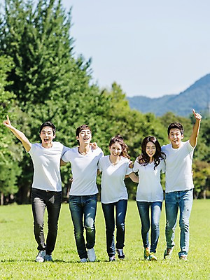 포토 JPG 주간 전신 나무 식물 학생 여자 남자 행복 대학생 모션 어깨동무 서기 웃음 사람 동양인 손짓 잔디 여러명 20대 성인 야외 앞모습 아웃포커스 캐주얼 친구 걷기 캠퍼스라이프 우정 한국인 게임 가리킴 즐거움 MT 청년만 성인만 국내포토 자연요소 라이프스타일 옷 감정 뷰포인트 포즈 다수 관계 놀이 촬영기법 표정 인종 청년 파일형식