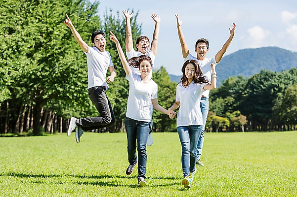 포토 JPG 주간 전신 나무 식물 학생 여자 남자 행복 대학생 모션 서기 웃음 사람 동양인 잔디 여러명 20대 성인 야외 캐주얼 친구 달리기 캠퍼스라이프 점프 기쁨 한국인 자유 게임 즐거움 MT 청년만 성인만 국내포토 자연요소 라이프스타일 옷 감정 다수 컨셉 관계 놀이 표정 인종 청년 파일형식