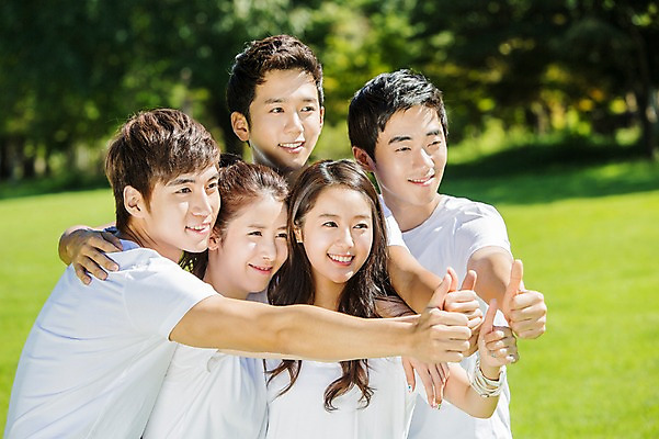 포토 JPG 주간 학생 응시 여자 남자 행복 대학생 모션 웃음 사람 동양인 손짓 잔디 여러명 상반신 20대 성인 야외 앞모습 아웃포커스 친구 캠퍼스라이프 한국인 게임 최고 즐거움 MT 청년만 성인만 국내포토 자연요소 식물 라이프스타일 시선 감정 뷰포인트 다수 관계 놀이 촬영기법 표정 인종 청년 파일형식