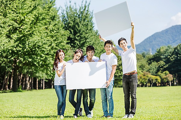 포토 JPG 주간 전신 나무 식물 학생 배너 여자 남자 행복 대학생 모션 사각프레임 광고판 서기 웃음 들기 사람 동양인 잔디 여러명 20대 성인 야외 앞모습 캐주얼 친구 캠퍼스라이프 파이팅 주먹 한국인 게임 알림 즐거움 MT 청년만 성인만 국내포토 자연요소 라이프스타일 옷 감정 뷰포인트 다수 관계 놀이 프레임 알림판 표정 인종 청년 사각형 판 파일형식