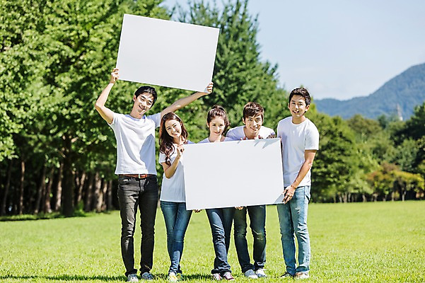 포토 JPG 주간 전신 나무 식물 학생 배너 여자 남자 행복 대학생 모션 사각프레임 광고판 서기 웃음 들기 사람 동양인 잔디 여러명 20대 성인 야외 앞모습 캐주얼 친구 캠퍼스라이프 파이팅 주먹 한국인 게임 알림 즐거움 MT 청년만 성인만 국내포토 자연요소 라이프스타일 옷 감정 뷰포인트 다수 관계 놀이 프레임 알림판 표정 인종 청년 사각형 판 파일형식