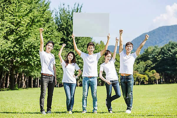 포토 JPG 주간 전신 나무 식물 학생 배너 여자 남자 행복 대학생 모션 사각프레임 광고판 서기 웃음 들기 사람 동양인 잔디 여러명 20대 성인 야외 앞모습 캐주얼 친구 캠퍼스라이프 파이팅 주먹 한국인 게임 알림 즐거움 MT 청년만 성인만 국내포토 자연요소 라이프스타일 옷 감정 뷰포인트 다수 관계 놀이 프레임 알림판 표정 인종 청년 사각형 판 파일형식