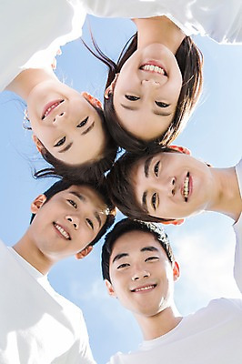 포토 JPG 주간 구름 학생 여자 남자 행복 대학생 로우앵글 장난 모션 놀이 하늘 어깨동무 협력 웃음 사람 동양인 손짓 여러명 상반신 20대 성인 야외 앞모습 친구 캠퍼스라이프 파이팅 우정 한국인 게임 즐거움 MT 청년만 성인만 내려보기 국내포토 자연요소 라이프스타일 감정 뷰포인트 포즈 다수 관계 표정 인종 청년 파일형식