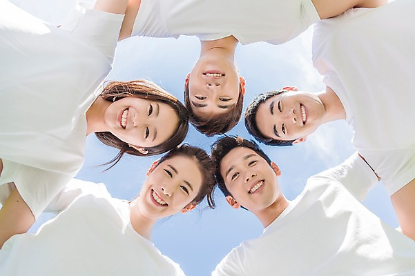 포토 JPG 주간 구름 학생 여자 남자 행복 대학생 로우앵글 장난 모션 놀이 하늘 어깨동무 협력 웃음 사람 동양인 손짓 여러명 상반신 20대 성인 야외 앞모습 친구 캠퍼스라이프 파이팅 우정 한국인 게임 즐거움 MT 청년만 성인만 내려보기 국내포토 자연요소 라이프스타일 감정 뷰포인트 포즈 다수 관계 표정 인종 청년 파일형식