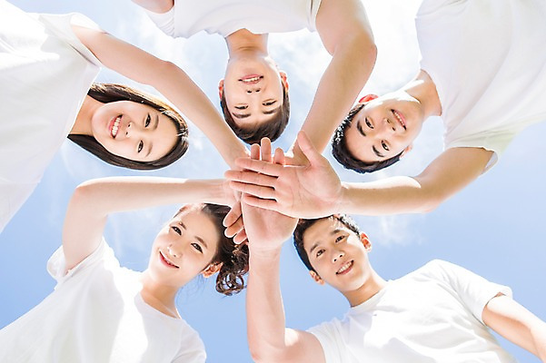 포토 JPG 주간 구름 학생 여자 남자 행복 대학생 로우앵글 장난 모션 놀이 하늘 협력 웃음 사람 동양인 손짓 여러명 상반신 20대 성인 야외 앞모습 친구 캠퍼스라이프 파이팅 한국인 게임 즐거움 MT 손모으기 청년만 성인만 내려보기 국내포토 자연요소 라이프스타일 감정 뷰포인트 다수 관계 표정 인종 청년 파일형식