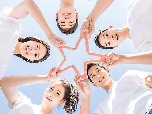 포토 JPG 주간 학생 여자 남자 행복 별 대학생 로우앵글 장난 모션 놀이 하늘 웃음 사람 동양인 손짓 여러명 상반신 20대 성인 야외 앞모습 친구 캠퍼스라이프 한국인 게임 즐거움 MT 브이 청년만 성인만 내려보기 국내포토 자연요소 라이프스타일 감정 뷰포인트 다수 관계 표정 인종 청년 파일형식