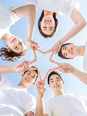 포토 JPG 주간 학생 여자 남자 행복 별 대학생 로우앵글 장난 모션 놀이 하늘 웃음 사람 동양인 손짓 여러명 상반신 20대 성인 야외 앞모습 친구 캠퍼스라이프 한국인 게임 즐거움 MT 브이 청년만 성인만 내려보기 국내포토 자연요소 라이프스타일 감정 뷰포인트 다수 관계 표정 인종 청년 파일형식