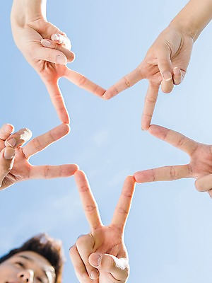 포토 JPG 주간 학생 손 남자 행복 별 대학생 로우앵글 장난 모션 놀이 하늘 사람 동양인 손짓 여러명 20대 성인 야외 아웃포커스 신체부위 친구 캠퍼스라이프 한국인 게임 즐거움 MT 브이 청년만 성인만 국내포토 자연요소 라이프스타일 감정 뷰포인트 다수 관계 촬영기법 인종 청년 파일형식