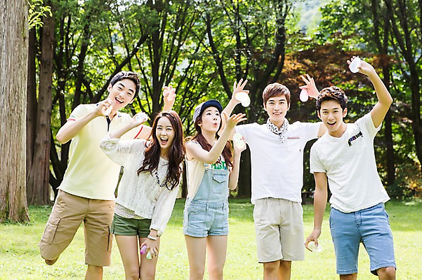 포토 JPG 주간 나무 식물 학생 여자 남자 행복 대학생 장난 놀이 서기 웃음 들기 사람 동양인 잔디 여러명 20대 성인 야외 앞모습 캐주얼 친구 캠퍼스라이프 한국인 게임 즐거움 MT 물풍선 청년만 성인만 국내포토 자연요소 라이프스타일 옷 감정 뷰포인트 다수 관계 모션 표정 인종 청년 풍선 파일형식