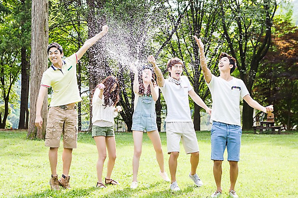 포토 JPG 주간 전신 나무 식물 학생 여자 남자 행복 대학생 장난 놀이 서기 웃음 사람 동양인 잔디 여러명 20대 성인 야외 앞모습 캐주얼 물 친구 캠퍼스라이프 봄 한국인 게임 즐거움 MT 튀는물 물풍선 청년만 성인만 국내포토 자연요소 라이프스타일 옷 계절 감정 뷰포인트 다수 관계 모션 표정 인종 청년 액체표현 풍선 스플래쉬 파일형식