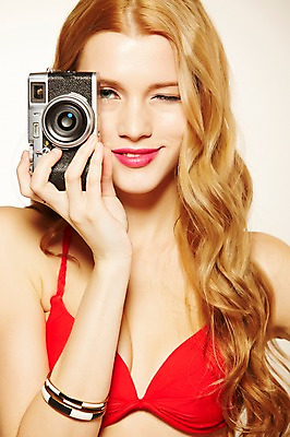 포토 JPG 스튜디오촬영 서양인 외국인 우먼라이프 긴머리 계절 여자 수영복 여행 팔찌 휴가 실내 윙크 한명 웃음 들기 사람 상반신 20대 성인 앞모습 여름 여름휴가 바캉스 비키니 뷰티 섹시 카메라 사진촬영 청년만 청년여자만 청년여자한명만 성인여자한명만 국내포토 1 라이프스타일 헤어스타일 옷 뷰포인트 컨셉 장신구 모션 표정 인종 청년 내부 전자제품 촬영 여자만 여자한명만 성인여자만 성인만 파일형식 여름_계절