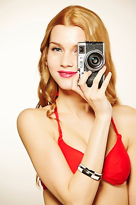 포토 JPG 스튜디오촬영 서양인 외국인 우먼라이프 긴머리 계절 여자 수영복 여행 팔찌 휴가 실내 한명 웃음 들기 사람 상반신 20대 성인 앞모습 여름 여름휴가 바캉스 비키니 뷰티 섹시 카메라 사진촬영 청년만 청년여자만 청년여자한명만 성인여자한명만 국내포토 1 라이프스타일 헤어스타일 옷 뷰포인트 컨셉 장신구 모션 표정 인종 청년 내부 전자제품 촬영 여자만 여자한명만 성인여자만 성인만 파일형식 여름_계절