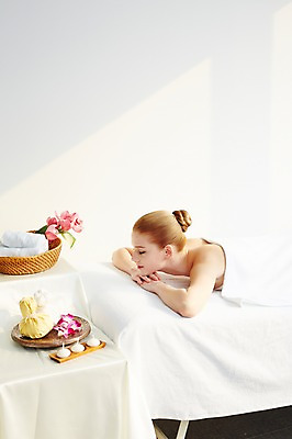 포토 JPG 서양인 외국인 식물 우먼라이프 여자 꽃 여유 엎드리기 휴식 한명 사람 상반신 20대 성인 옆모습 수건 눕기 뷰티 바구니 눈감음 스파 침대 마사지 매끈함 스파용품 청년만 청년여자만 청년여자한명만 성인여자한명만 국내포토 1 라이프스타일 감정 뷰포인트 가구 컨셉 모션 인종 청년 위생용품 감각 오브젝트 여자만 여자한명만 성인여자만 성인만 파일형식