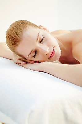 포토 JPG 서양인 외국인 우먼라이프 여자 여유 엎드리기 휴식 한명 사람 상반신 20대 성인 옆모습 눕기 뷰티 눈감음 스파 침대 마사지 매끈함 청년만 청년여자만 청년여자한명만 성인여자한명만 국내포토 1 라이프스타일 감정 뷰포인트 가구 컨셉 모션 인종 청년 감각 여자만 여자한명만 성인여자만 성인만 파일형식