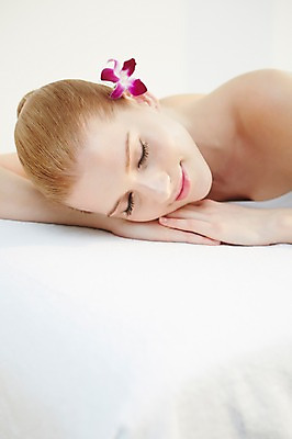 포토 JPG 서양인 외국인 식물 우먼라이프 여자 꽃 여유 엎드리기 휴식 한명 사람 상반신 20대 성인 눕기 뷰티 눈감음 스파 침대 마사지 매끈함 청년만 청년여자만 청년여자한명만 성인여자한명만 국내포토 1 라이프스타일 감정 가구 컨셉 모션 인종 청년 감각 여자만 여자한명만 성인여자만 성인만 파일형식