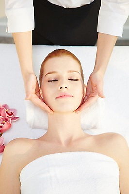 포토 JPG 서양인 외국인 식물 백인 우먼라이프 손 여자 꽃 여유 휴식 사람 상반신 20대 성인 두명 하이앵글 수건 눕기 뷰티 눈감음 스파 침대 마사지 매끈함 마사지사 성인여자만 청년만 청년여자만 국내포토 직업 라이프스타일 감정 뷰포인트 가구 컨셉 모션 인종 청년 신체부위 위생용품 감각 여자만 성인만 파일형식