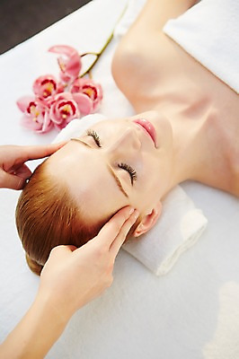 포토 JPG 서양인 외국인 식물 백인 우먼라이프 손 여자 꽃 여유 휴식 사람 상반신 20대 성인 두명 아웃포커스 하이앵글 수건 눕기 뷰티 눈감음 스파 침대 마사지 매끈함 마사지사 성인여자만 청년만 청년여자만 국내포토 직업 라이프스타일 감정 뷰포인트 가구 컨셉 모션 촬영기법 인종 청년 신체부위 위생용품 감각 여자만 성인만 파일형식