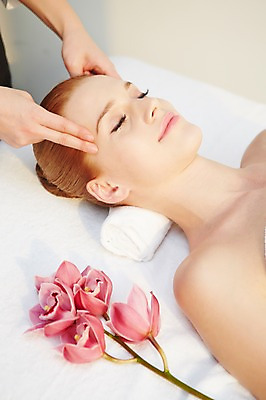 포토 JPG 서양인 외국인 식물 백인 우먼라이프 손 여자 꽃 여유 휴식 사람 상반신 20대 성인 두명 옆모습 수건 눕기 뷰티 눈감음 스파 침대 마사지 매끈함 마사지사 성인여자만 청년만 청년여자만 국내포토 직업 라이프스타일 감정 뷰포인트 가구 컨셉 모션 인종 청년 신체부위 위생용품 감각 여자만 성인만 파일형식