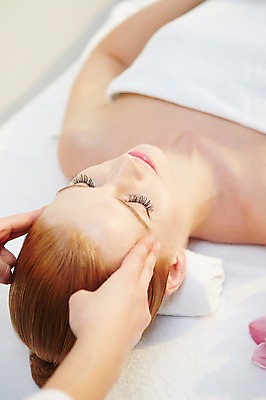 포토 JPG 서양인 외국인 백인 우먼라이프 손 여자 여유 휴식 사람 상반신 20대 성인 두명 아웃포커스 수건 눕기 뷰티 눈감음 스파 침대 마사지 매끈함 마사지사 성인여자만 청년만 청년여자만 국내포토 직업 라이프스타일 감정 가구 컨셉 모션 촬영기법 인종 청년 신체부위 위생용품 감각 여자만 성인만 파일형식