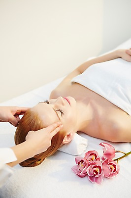 포토 JPG 서양인 외국인 식물 백인 우먼라이프 손 여자 꽃 여유 휴식 사람 상반신 20대 성인 두명 수건 눕기 뷰티 눈감음 스파 침대 마사지 매끈함 마사지사 성인여자만 청년만 청년여자만 국내포토 직업 라이프스타일 감정 가구 컨셉 모션 인종 청년 신체부위 위생용품 감각 여자만 성인만 파일형식