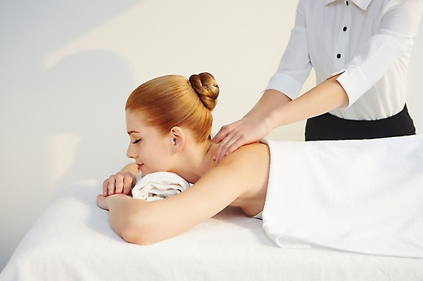 포토 JPG 서양인 외국인 백인 우먼라이프 여자 여유 엎드리기 휴식 사람 상반신 20대 성인 두명 옆모습 수건 눕기 뷰티 눈감음 스파 침대 마사지 매끈함 마사지사 성인여자만 청년만 청년여자만 국내포토 직업 라이프스타일 감정 뷰포인트 가구 컨셉 모션 인종 청년 위생용품 감각 여자만 성인만 파일형식