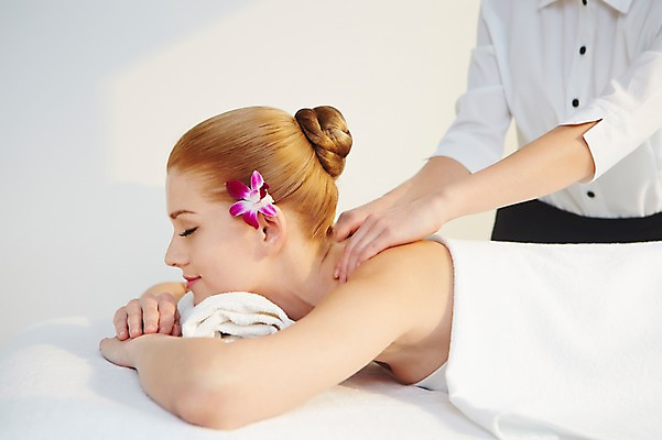 포토 JPG 서양인 외국인 식물 백인 우먼라이프 여자 꽃 여유 엎드리기 휴식 사람 상반신 20대 성인 두명 옆모습 수건 눕기 뷰티 눈감음 스파 침대 마사지 매끈함 마사지사 성인여자만 청년만 청년여자만 국내포토 직업 라이프스타일 감정 뷰포인트 가구 컨셉 모션 인종 청년 위생용품 감각 여자만 성인만 파일형식