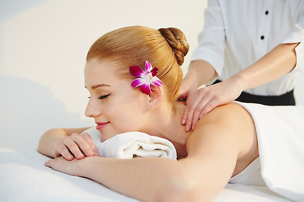 포토 JPG 서양인 외국인 식물 백인 우먼라이프 여자 꽃 여유 엎드리기 휴식 사람 상반신 20대 성인 두명 옆모습 수건 눕기 뷰티 눈감음 스파 침대 마사지 매끈함 마사지사 성인여자만 청년만 청년여자만 국내포토 직업 라이프스타일 감정 뷰포인트 가구 컨셉 모션 인종 청년 위생용품 감각 여자만 성인만 파일형식