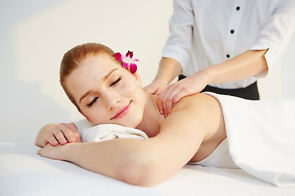 포토 JPG 서양인 외국인 식물 백인 우먼라이프 여자 꽃 여유 엎드리기 휴식 웃음 사람 상반신 20대 성인 두명 옆모습 수건 눕기 뷰티 눈감음 스파 침대 마사지 매끈함 마사지사 성인여자만 청년만 청년여자만 국내포토 직업 라이프스타일 감정 뷰포인트 가구 컨셉 모션 표정 인종 청년 위생용품 감각 여자만 성인만 파일형식