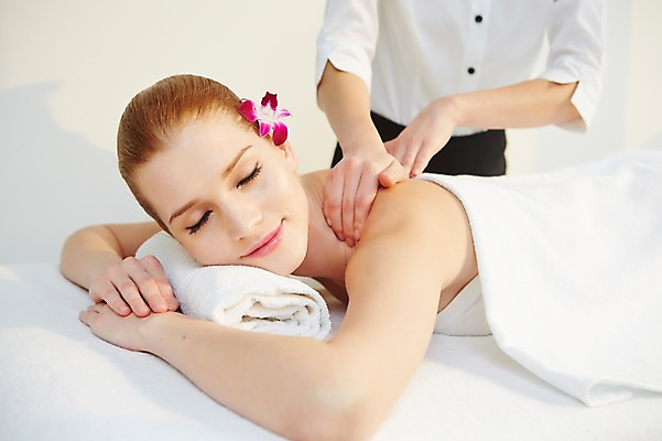 포토 JPG 서양인 외국인 식물 백인 우먼라이프 여자 꽃 여유 엎드리기 휴식 사람 상반신 20대 성인 두명 옆모습 수건 눕기 뷰티 눈감음 스파 침대 마사지 매끈함 마사지사 성인여자만 청년만 청년여자만 국내포토 직업 라이프스타일 감정 뷰포인트 가구 컨셉 모션 인종 청년 위생용품 감각 여자만 성인만 파일형식