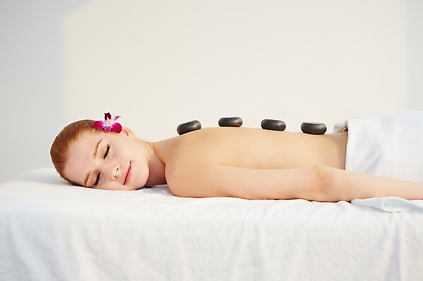 포토 JPG 서양인 외국인 식물 우먼라이프 여자 꽃 여유 엎드리기 휴식 한명 사람 상반신 20대 성인 옆모습 수건 눕기 뷰티 눈감음 스파 돌_바위 조약돌 침대 마사지 매끈함 청년만 청년여자만 청년여자한명만 성인여자한명만 국내포토 1 라이프스타일 감정 뷰포인트 가구 컨셉 모션 인종 청년 위생용품 감각 여자만 여자한명만 성인여자만 성인만 파일형식