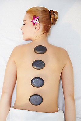 포토 JPG 서양인 외국인 식물 우먼라이프 여자 꽃 여유 엎드리기 휴식 한명 사람 상반신 20대 성인 뒷모습 하이앵글 수건 눕기 뷰티 눈감음 스파 돌_바위 조약돌 등 마사지 매끈함 청년만 청년여자만 청년여자한명만 성인여자한명만 국내포토 1 라이프스타일 감정 뷰포인트 컨셉 모션 인종 청년 신체부위 위생용품 감각 여자만 여자한명만 성인여자만 성인만 파일형식