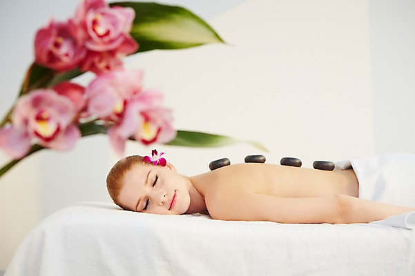 포토 JPG 서양인 외국인 식물 우먼라이프 여자 꽃 여유 엎드리기 휴식 한명 사람 상반신 20대 성인 옆모습 아웃포커스 수건 눕기 뷰티 눈감음 스파 돌_바위 조약돌 침대 마사지 매끈함 청년만 청년여자만 청년여자한명만 성인여자한명만 국내포토 1 라이프스타일 감정 뷰포인트 가구 컨셉 모션 촬영기법 인종 청년 위생용품 감각 여자만 여자한명만 성인여자만 성인만 파일형식