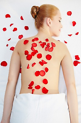 포토 JPG 서양인 외국인 식물 우먼라이프 여자 꽃잎 꽃 여유 엎드리기 휴식 한명 사람 상반신 20대 성인 뒷모습 하이앵글 수건 눕기 뷰티 장미 눈감음 스파 등 마사지 매끈함 청년만 청년여자만 청년여자한명만 성인여자한명만 국내포토 1 라이프스타일 감정 뷰포인트 컨셉 모션 인종 청년 신체부위 위생용품 감각 여자만 여자한명만 성인여자만 성인만 파일형식