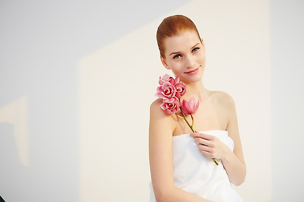 포토 JPG 서양인 외국인 식물 우먼라이프 여자 꽃 여유 휴식 한명 웃음 들기 사람 상반신 20대 성인 앞모습 수건 뷰티 스파 마사지 매끈함 청년만 청년여자만 청년여자한명만 성인여자한명만 국내포토 1 라이프스타일 감정 뷰포인트 컨셉 모션 표정 인종 청년 위생용품 감각 여자만 여자한명만 성인여자만 성인만 파일형식