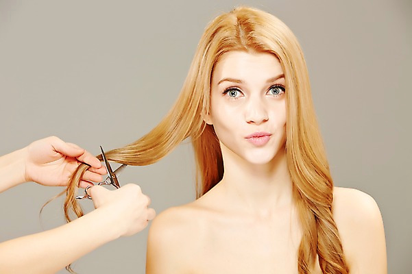 포토 JPG 스튜디오촬영 서양인 외국인 백인 우먼라이프 긴머리 손 여자 가위 실내 웃음 들기 사람 상반신 20대 성인 두명 앞모습 신체부위 금발 뷰티 머리카락 매끈함 이발 자르기 머리손질 미용가위 청년만 성인만 국내포토 라이프스타일 헤어스타일 뷰포인트 모션 문구용품 가위_도구 표정 인종 청년 내부 머리 미용용품 감각 파일형식