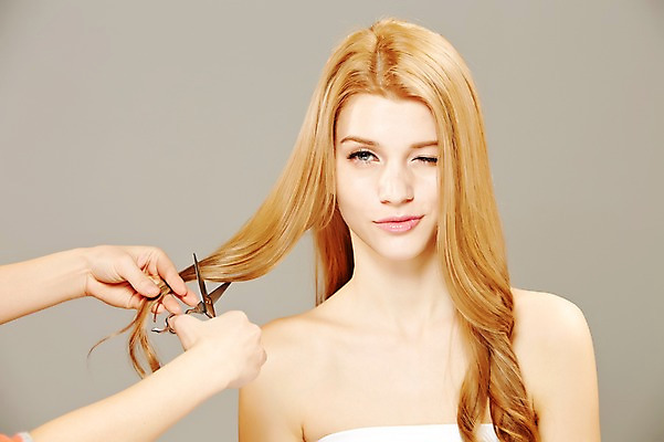 포토 JPG 스튜디오촬영 서양인 외국인 백인 우먼라이프 긴머리 손 여자 가위 실내 윙크 들기 사람 상반신 20대 성인 두명 앞모습 신체부위 금발 뷰티 머리카락 매끈함 튜브탑 이발 자르기 머리손질 미용가위 청년만 성인만 국내포토 라이프스타일 헤어스타일 뷰포인트 상의 모션 문구용품 가위_도구 표정 인종 청년 내부 머리 미용용품 감각 파일형식