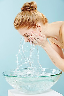 포토 JPG 스튜디오촬영 서양인 외국인 우먼라이프 여자 실내 한명 사람 상반신 20대 성인 옆모습 물 금발 뷰티 눈감음 봄 물방울 세수 씻기 매끈함 올림머리 튀는물 묶은머리 세숫대야 청년만 청년여자만 청년여자한명만 성인여자한명만 국내포토 자연요소 1 라이프스타일 헤어스타일 계절 뷰포인트 모션 인종 청년 내부 청결 감각 액체표현 스플래쉬 여자만 여자한명만 성인여자만 성인만 파일형식