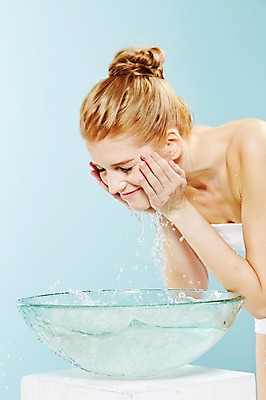 포토 JPG 스튜디오촬영 서양인 외국인 우먼라이프 여자 실내 한명 웃음 사람 상반신 20대 성인 옆모습 물 금발 뷰티 눈감음 봄 물방울 세수 씻기 매끈함 튜브탑 올림머리 튀는물 묶은머리 세숫대야 청년만 청년여자만 청년여자한명만 성인여자한명만 국내포토 자연요소 1 라이프스타일 헤어스타일 계절 뷰포인트 상의 모션 표정 인종 청년 내부 청결 감각 액체표현 스플래쉬 여자만 여자한명만 성인여자만 성인만 파일형식