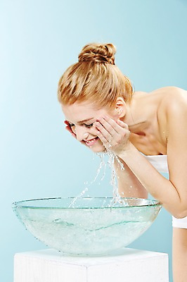 포토 JPG 스튜디오촬영 서양인 외국인 우먼라이프 여자 실내 한명 웃음 사람 상반신 20대 성인 옆모습 물 금발 뷰티 눈감음 봄 물방울 세수 씻기 매끈함 튜브탑 올림머리 튀는물 묶은머리 세숫대야 청년만 청년여자만 청년여자한명만 성인여자한명만 국내포토 자연요소 1 라이프스타일 헤어스타일 계절 뷰포인트 상의 모션 표정 인종 청년 내부 청결 감각 액체표현 스플래쉬 여자만 여자한명만 성인여자만 성인만 파일형식