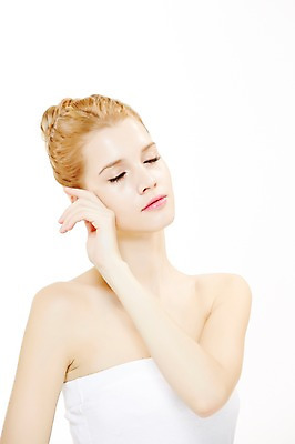 포토 JPG 스튜디오촬영 서양인 외국인 우먼라이프 여자 포즈 실내 한명 누끼 사람 상반신 20대 성인 앞모습 금발 뷰티 눈감음 매끈함 튜브탑 올림머리 묶은머리 청년만 청년여자만 청년여자한명만 성인여자한명만 국내포토 1 라이프스타일 헤어스타일 뷰포인트 상의 모션 인종 청년 내부 감각 여자만 여자한명만 성인여자만 성인만 파일형식