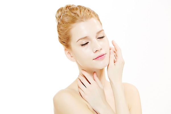 포토 JPG 스튜디오촬영 서양인 외국인 우먼라이프 여자 포즈 실내 한명 누끼 사람 상반신 20대 성인 앞모습 금발 뷰티 눈감음 매끈함 올림머리 묶은머리 청년만 청년여자만 청년여자한명만 성인여자한명만 국내포토 1 라이프스타일 헤어스타일 뷰포인트 모션 인종 청년 내부 감각 여자만 여자한명만 성인여자만 성인만 파일형식