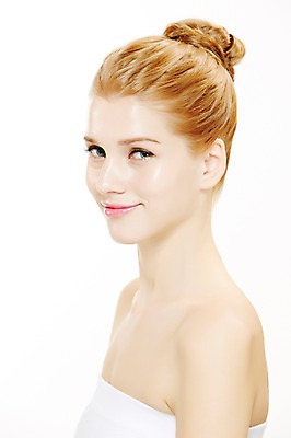 포토 JPG 스튜디오촬영 서양인 외국인 우먼라이프 여자 포즈 실내 한명 웃음 누끼 사람 상반신 20대 성인 옆모습 금발 뷰티 매끈함 튜브탑 올림머리 묶은머리 청년만 청년여자만 청년여자한명만 성인여자한명만 국내포토 1 라이프스타일 헤어스타일 뷰포인트 상의 표정 인종 청년 내부 감각 여자만 여자한명만 성인여자만 성인만 파일형식