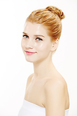 포토 JPG 스튜디오촬영 서양인 외국인 우먼라이프 여자 포즈 실내 한명 웃음 누끼 사람 상반신 20대 성인 옆모습 금발 뷰티 매끈함 튜브탑 올림머리 묶은머리 청년만 청년여자만 청년여자한명만 성인여자한명만 국내포토 1 라이프스타일 헤어스타일 뷰포인트 상의 표정 인종 청년 내부 감각 여자만 여자한명만 성인여자만 성인만 파일형식