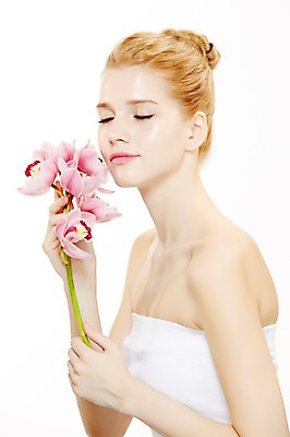 포토 JPG 스튜디오촬영 서양인 외국인 식물 우먼라이프 여자 꽃 포즈 실내 한명 들기 누끼 사람 상반신 20대 성인 옆모습 금발 뷰티 눈감음 매끈함 튜브탑 올림머리 묶은머리 청년만 청년여자만 청년여자한명만 성인여자한명만 국내포토 1 라이프스타일 헤어스타일 뷰포인트 상의 모션 인종 청년 내부 감각 여자만 여자한명만 성인여자만 성인만 파일형식