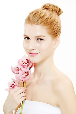 포토 JPG 스튜디오촬영 서양인 외국인 식물 우먼라이프 여자 꽃 포즈 실내 한명 웃음 들기 누끼 사람 상반신 20대 성인 앞모습 금발 뷰티 매끈함 튜브탑 올림머리 묶은머리 청년만 청년여자만 청년여자한명만 성인여자한명만 국내포토 1 라이프스타일 헤어스타일 뷰포인트 상의 모션 표정 인종 청년 내부 감각 여자만 여자한명만 성인여자만 성인만 파일형식