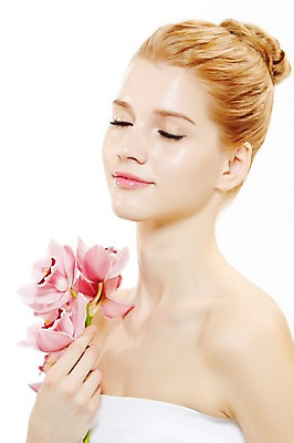 포토 JPG 스튜디오촬영 서양인 외국인 식물 우먼라이프 여자 꽃 포즈 실내 한명 들기 누끼 사람 상반신 20대 성인 옆모습 금발 뷰티 눈감음 매끈함 튜브탑 올림머리 묶은머리 청년만 청년여자만 청년여자한명만 성인여자한명만 국내포토 1 라이프스타일 헤어스타일 뷰포인트 상의 모션 인종 청년 내부 감각 여자만 여자한명만 성인여자만 성인만 파일형식