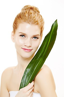 포토 JPG 스튜디오촬영 서양인 외국인 식물 우먼라이프 여자 포즈 잎 나뭇잎 실내 한명 웃음 들기 누끼 사람 상반신 20대 성인 앞모습 금발 뷰티 매끈함 튜브탑 올림머리 묶은머리 청년만 청년여자만 청년여자한명만 성인여자한명만 국내포토 1 라이프스타일 헤어스타일 뷰포인트 상의 모션 표정 인종 청년 내부 감각 여자만 여자한명만 성인여자만 성인만 파일형식